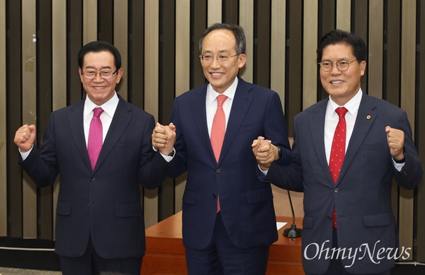  국민의힘 이종배, 추경호, 송석준 원내대표 후보가 8일 서울 여의도 국회에서 열린 '2024 원내대표 선출을 위한 정견발표회'에서 손을 맞잡고 있다.