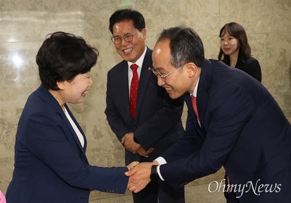 국민의힘 추경호, 송석준 원내대표 후보자가 8일 서울 여의도 국회에서 열린 '2024 원내대표 선출을 위한 정견발표회'에서 동료 의원들과 인사를 나누고 있다.