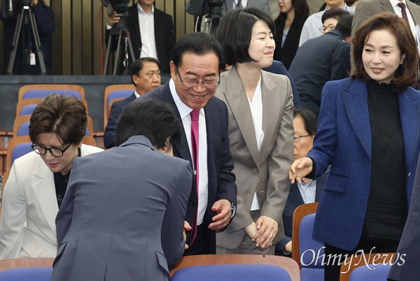 국민의힘 이종배 원내대표 후보자가 8일 서울 여의도 국회에서 열린 '2024 원내대표 선출을 위한 정견발표회'에서 동료 의원들과 인사를 나누고 있다.