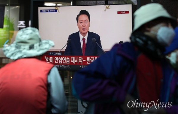 윤석열 대통령의 취임 2주년 기자회견이 9일 오전 열렸다. 서울 용산역에서 기자회견이 생중계되고 있다.