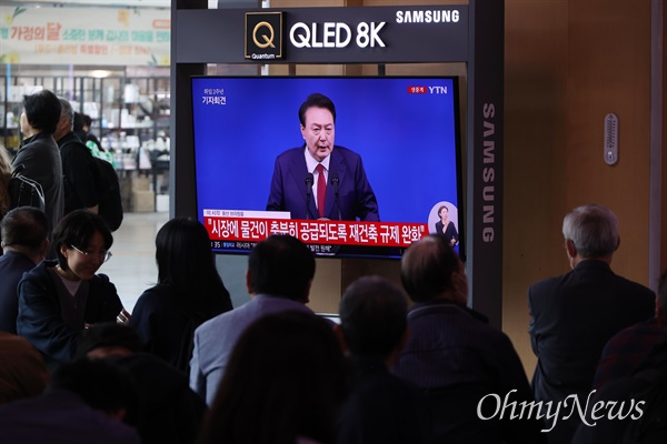 9일 오전 서울역 대합실에서 ‘윤석열 정부 2년 국민보고 및 기자회견’이 생중계 되고 있다.