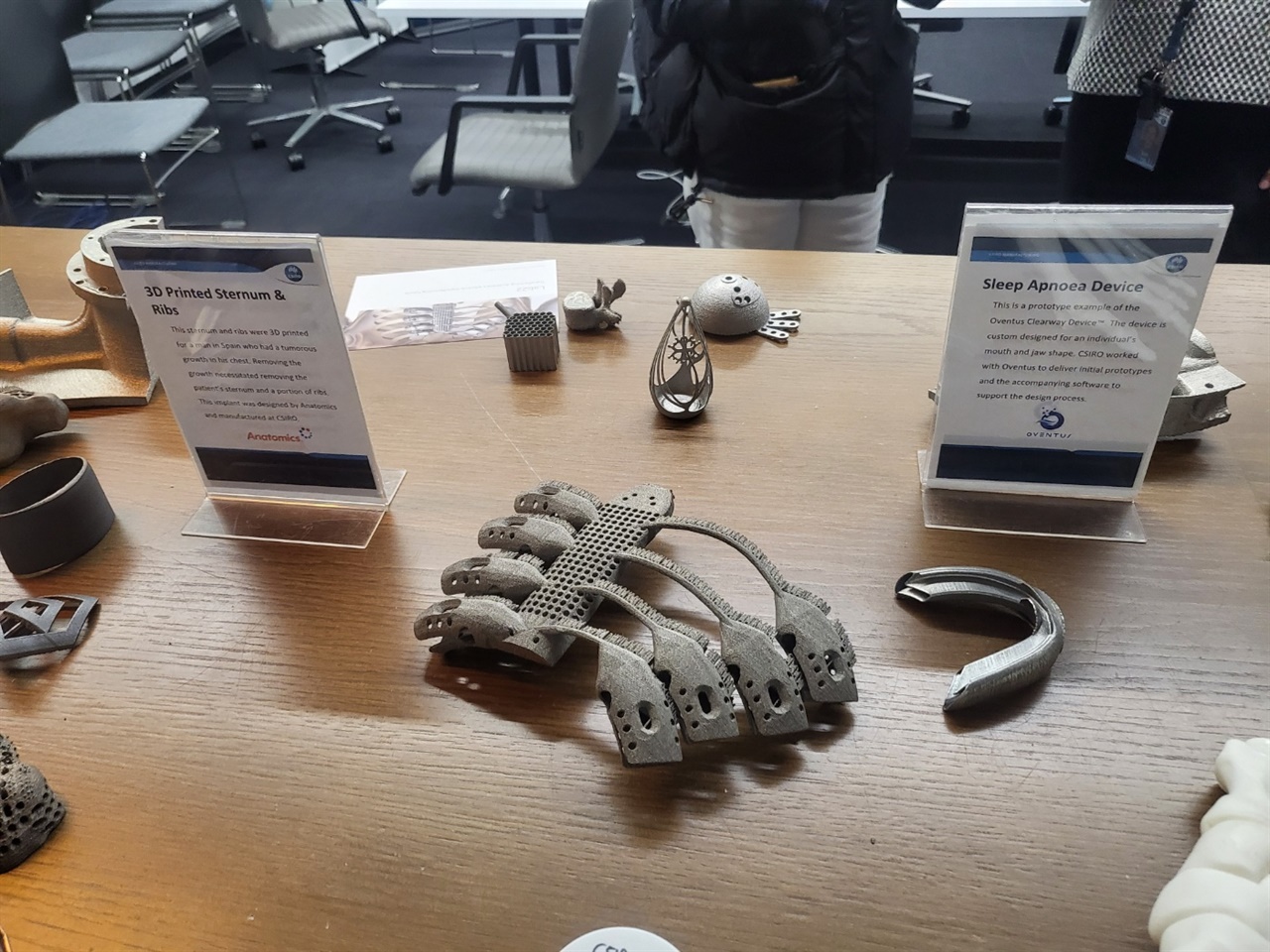 티타늄을 재료로 한 3D프린팅 기법으로 만든 갈비뼈 일부와 마우스피스 등 상용화된 제품들.