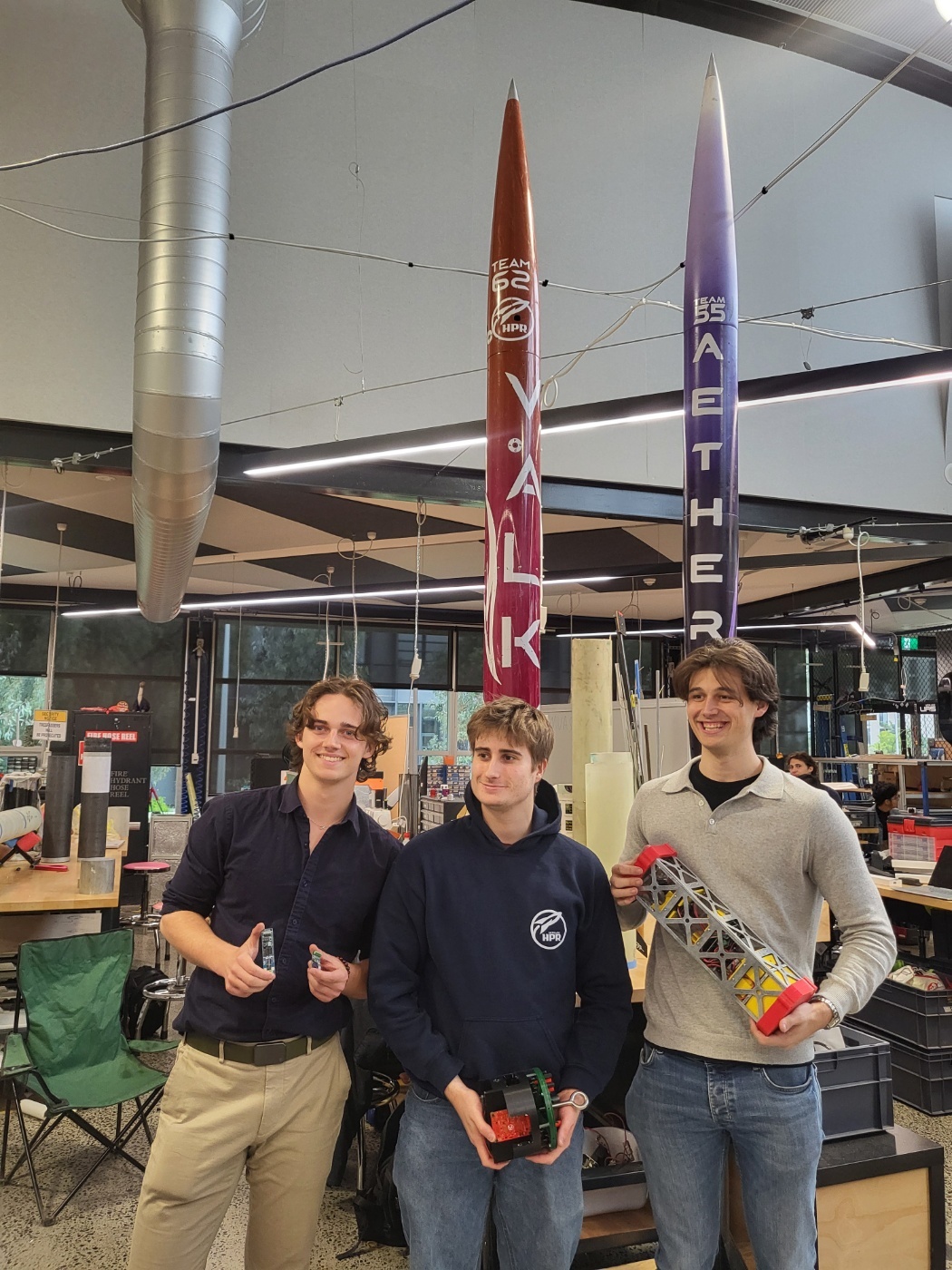 모나쉬(Monash) Smart Manufacturing Hub에서 제품을 만드는 학생들. 이들은 로켓 발사체 관련 제품을 만들고 있다.