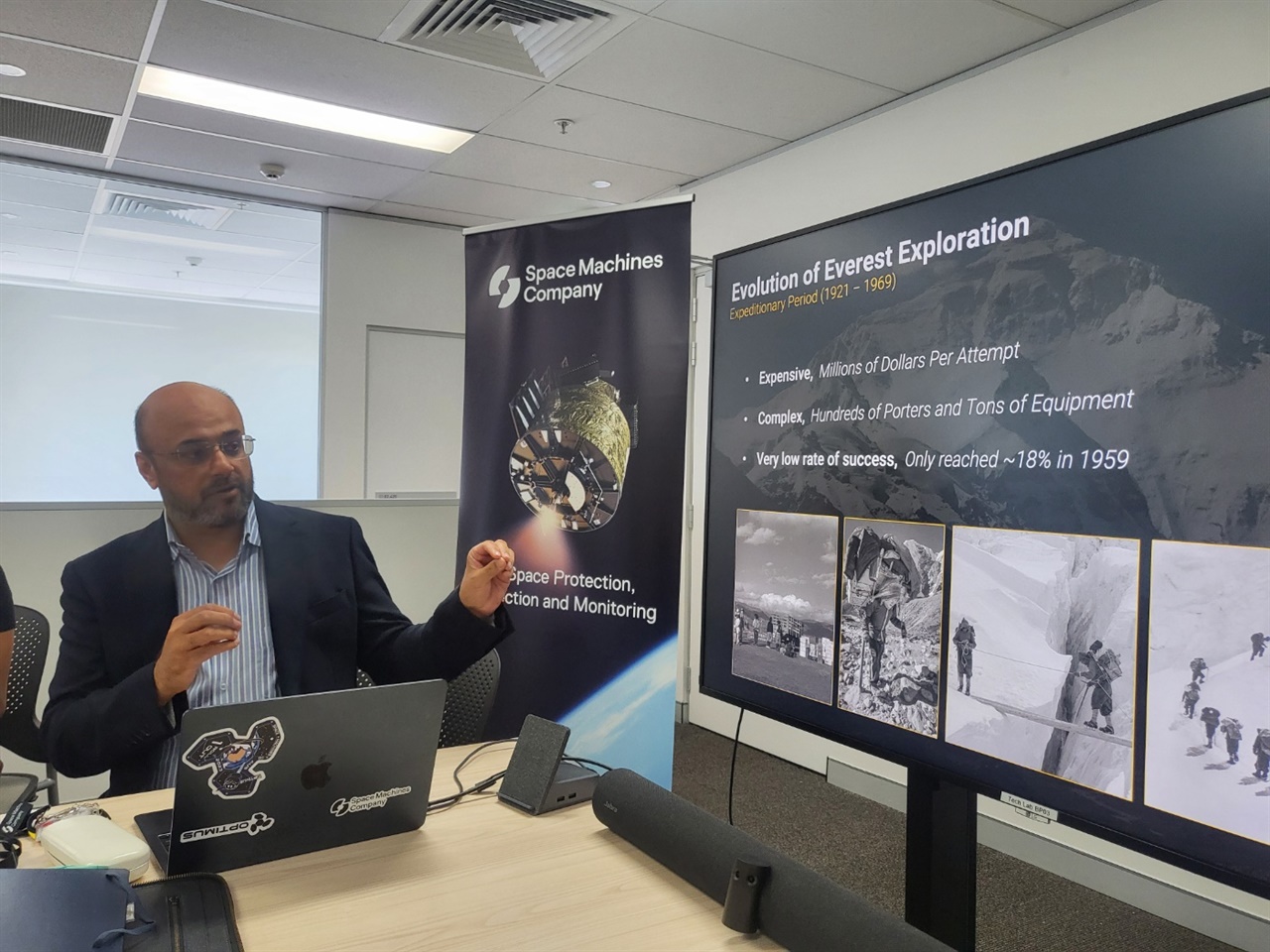 라자 쿨시레스타(Rajat Kulshrestha) 스페이스 머신 컴퍼니 최고경영자가 우주 서비스 등 회사가 추진하고 있는 프로젝트에 대해 설명하고 있다.