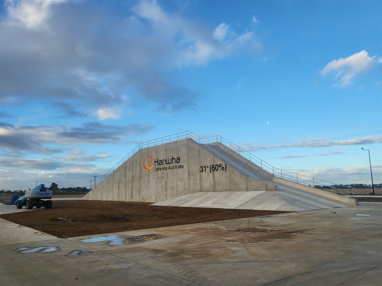  호주형 자주포 및 레드백 장갑차 생산공장(H-ACE) 현장. 빅토리아주 질롱(Geelong) 애벌론(Avalon) 공항 인근에 3만㎡ 규모로 지어지는 공장으로, 자주포와 장갑차의 등판 능력을 시험하는 설비는 이미 완성돼 있었다.