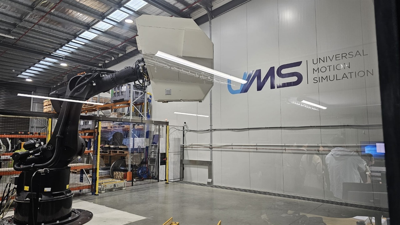 UMS(Universal Motion Simulation)는 한화 공급망 체인 파트너로, 장갑차 등 훈련 군용차량을 모의로 운전해볼 수 있는 첨단기술이 적용된 장치를 개발하는 업체다. UMS는 이 훈련 장치를 향후 레드백이나 K9, k10 등에 적용한다는 계획을 갖고 있다.