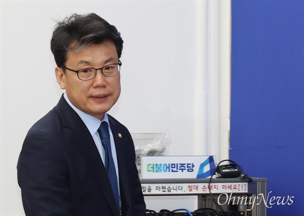 진성준 더불어민주당 정책위의장이 10일 오전 서울 여의도 국회에서 열린 기자간담회에 참석하고 있다.