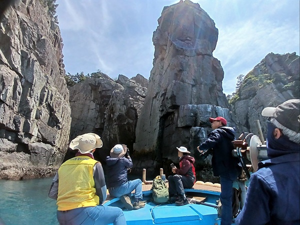 해식동굴과 바위를 탐사하는 여수 연도지질 탐사팀원들 모습 
