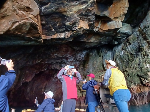 연도 지질탐사팀 일행이 보물섬 전설이 전해내려오는 솔팽이굴 내부를 살펴보고 있다. 