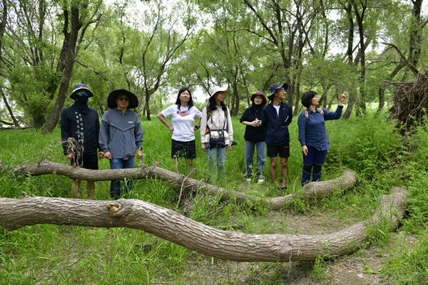 금호강의 자연 호안을 이루고 있는 하천숲에서 이날 참가한 전교조 선생님들이 함께 기념 촬영 