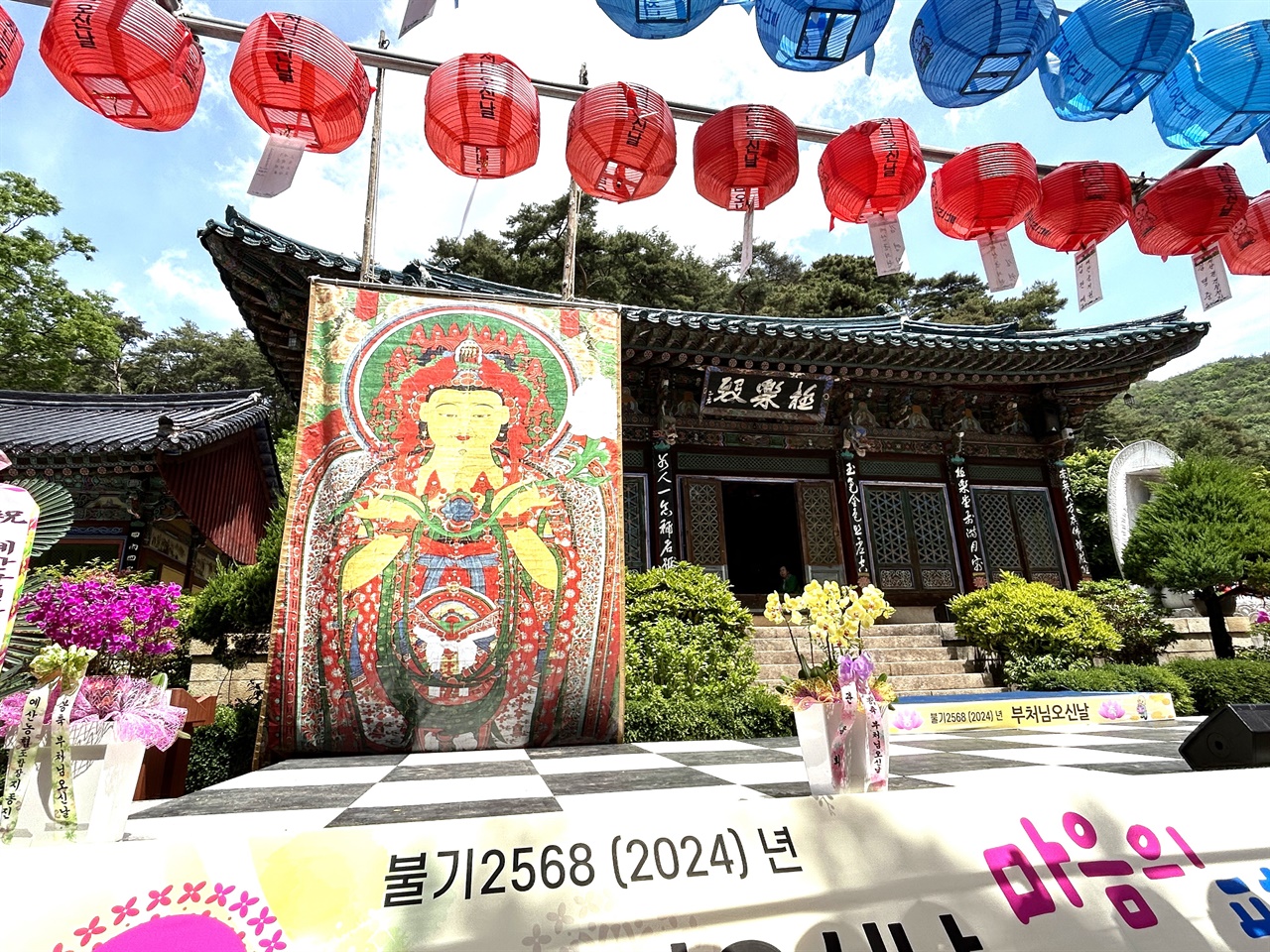 부처님 오신 날을 앞두고 1300여 년의 역사를 간직한 한 사찰에서 산사음악회가 열렸다.