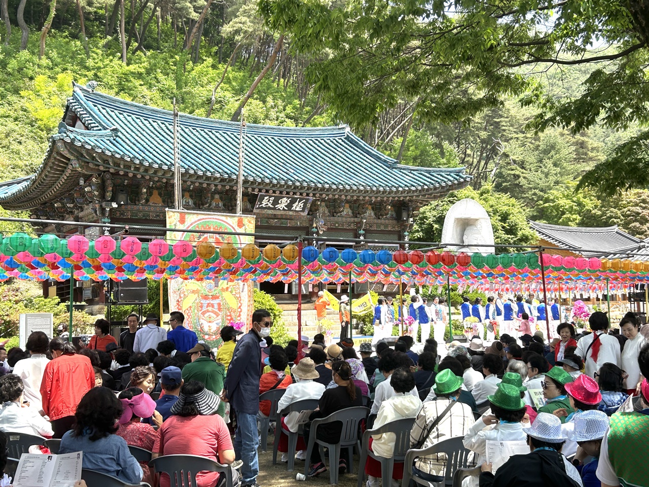 부처님 오신 날을 앞두고 예산 향천사에서 산사음악회가 열렸다.