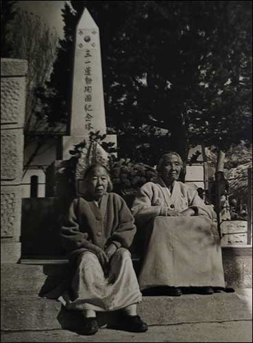 남편들을 제암리교회 학살로 잃은 김순이(남편 안상용 지사), 전동례 할머니(남편 안진순 지사)(왼쪽부터) 1978년 제암리 3.1절 기념식을 마치고 순국탑 앞에서