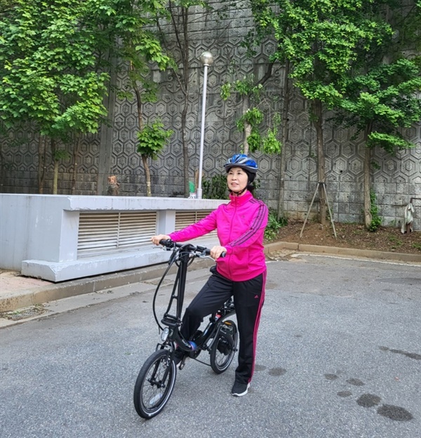 남편이 어렵지 않다고 한 번 타보라고 해서 아파트 마당에서 전기 자전거를 처음 타 보았다.