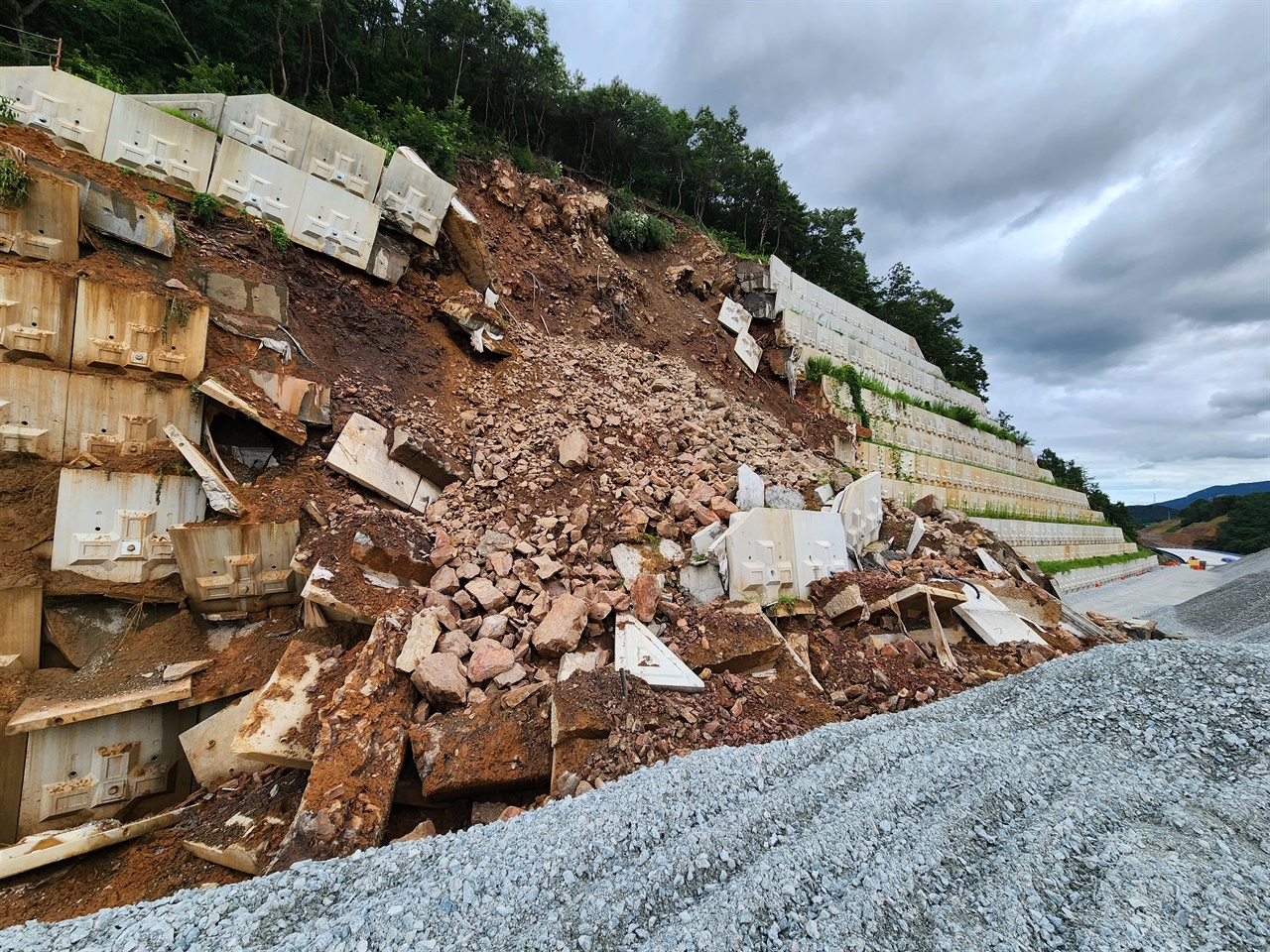 지난해 7월 15일, 서부내륙고속도로 공사현장의 옹벽이 무너졌다. 사진은 당시 모습