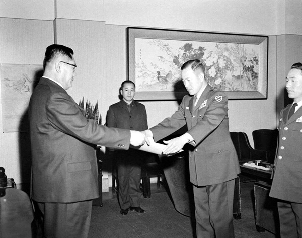 고광도 준장에서 이어 충북도지사로 임명된 최세인 준장이 1962년 3월 20일에 송요찬 내각수반으로부터 임명장을 받고 있다.