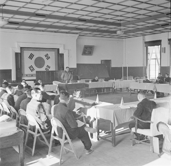 1961년 11월 21일, 군복을 입은 육군 준장 윤태호 충남도지사가 충남도청 2층 대회의실에서 시장군수회의를 주재하고 있다.
