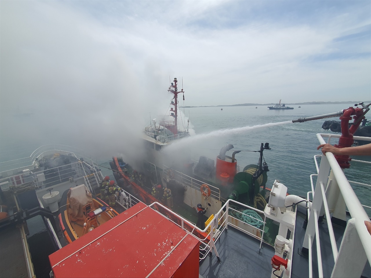 보경해경이 12일 화재 선박을 진화하고 있다. 