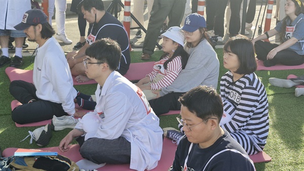 12일 오후 4시 서울 잠수교 남단 반포한강공원에서 열린 '한강 멍때리기 대회' 에서 참가자들이 멍 때리기에 임하고 있다.