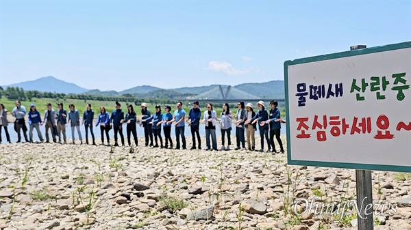 전국녹색연합 활동가들이 13일 세종보 재가동 중단 촉구 천막농성장을 방문했다.
