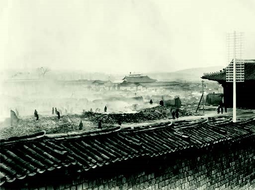 1904년 덕수궁(경운궁) 화재 현장을 일본인 사진가 무라카미 고지로가 찍은 사진. 오른쪽에 조원문이 보인다. 위치상 대한문과 헷갈릴 수 있지만, 조원문은 팔작지붕을 얹은 덕분에 대한문과 명확히 구분이 된다.