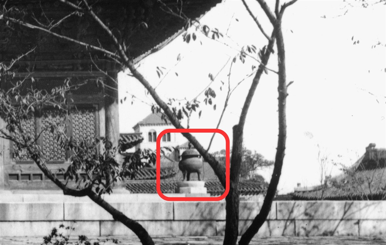 덕수궁 월대 위에 있는 정형향로. 뚜껑으로 덮여 있는 모습이 보인다. 정확한 촬영일은 알 수 없으나, 문화재청은 1897년으로 추정한다.
