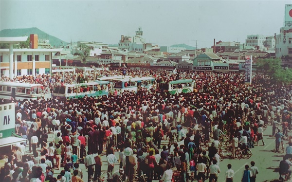 80년 5월 목포역광장에 모인 목포시민들. 목포의 시위는 광주에 비해 상대적으로 차분하게 진행됐다.