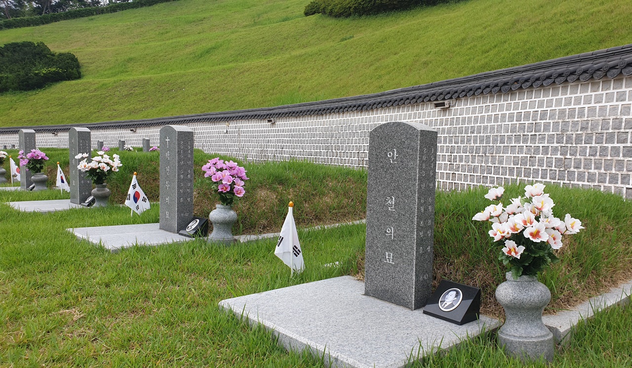 광주 5.18민주묘지에 있는 안철의 묘. '목포 오월길' 걷기에 참여한 박지원 학생이 가장 인상 깊게 만난 목포의 민주인사이다.