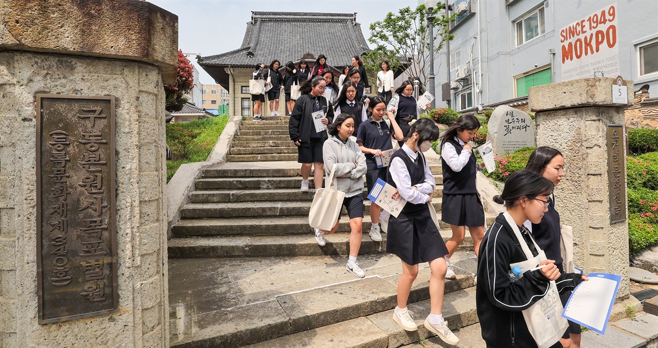 '목포 오월길' 걷기에 참가한 목포여중 학생들이 목포중앙교회 옛터를 돌아나오고 있다. 지난 5월 7일이다.