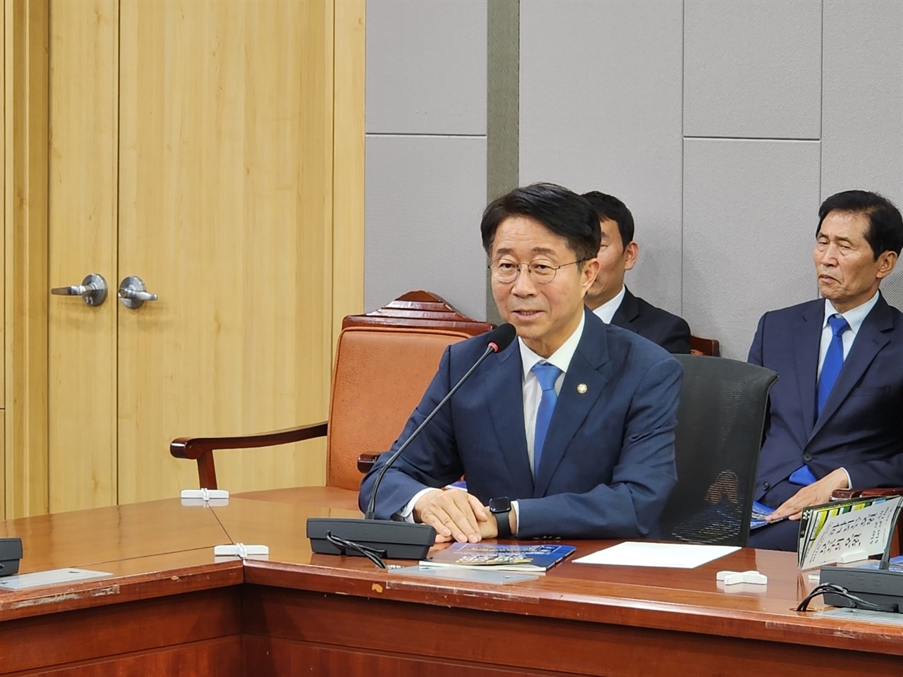  국회의원회관에서 열린 '518정신' 헌법전문 수록을 위한 개헌추진 간담회에서 조정식 국회의원이 인사말을 하고 있다.