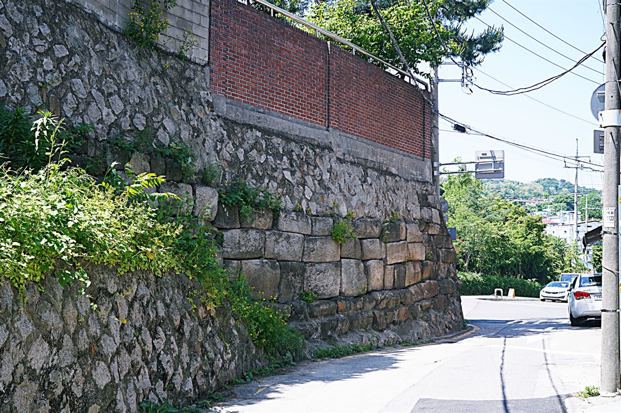 유실된 서울 성곽길. 아랫쪽은 성곽 모습, 윗쪽은 사유재산 담장