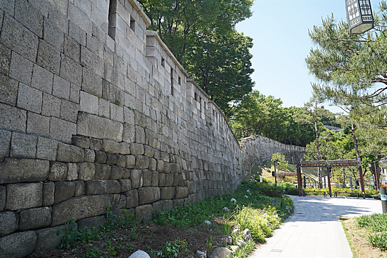 서울과학고 옆 성북역사문화공원부터 숙정문으로 이어지는 서울 성곽길