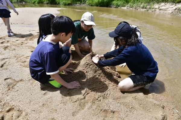 모래성을 쌓고 노는 아이들 