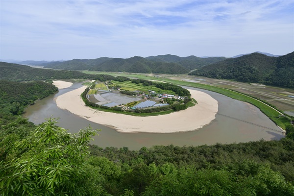 전형적인 물돌이마을이자 감입곡류하천의 특징을 고스란히 보여주는 국가명승 제1`6호 회룡포의 아름다운 모습