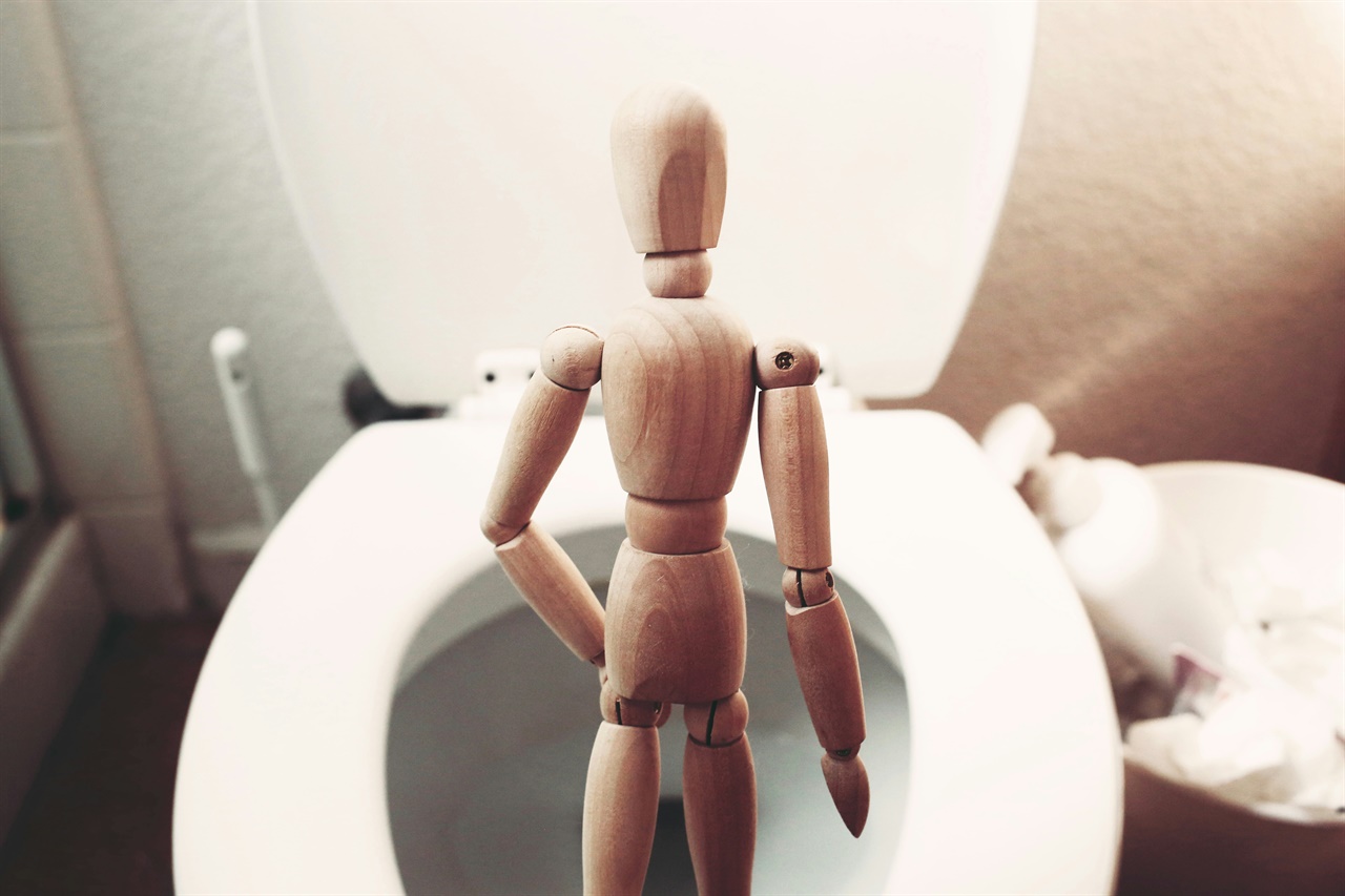 모두가 화장실에 가지만 노동자의 속사정은 알아서 해결해야 할 문제로 작아진다.