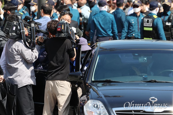 윤석열 대통령 장모 최은순씨가 14일 오전 10시 서울 송파구 동부구치소에서 가석방되고 있다.