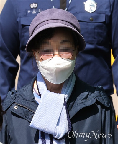지난 5월 14일 잔고증명서를 위조한 혐의로 복역중이던 윤석열 대통령의 장모 최은순 씨가 송파구 동부구치소에서 가석방되고 있다.