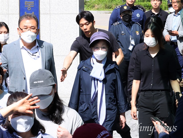 잔고증명서를 위조한 혐의로 복역중이던 윤석열 대통령의 장모 최은순씨가 지난 5월 14일 오전 10시 서울 송파구 동부구치소에서 가석방되고 있다.