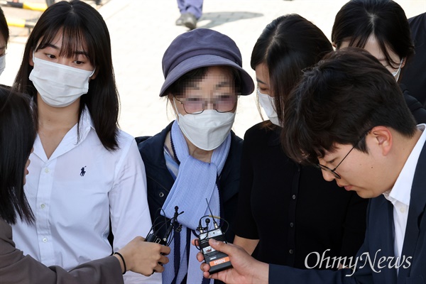  잔고증명서를 위조한 혐의로 복역중이던 윤석열 대통령의 장모 최은순씨가 지난 5월 14일 오전 10시 서울 송파구 동부구치소에서 가석방되고 있다.