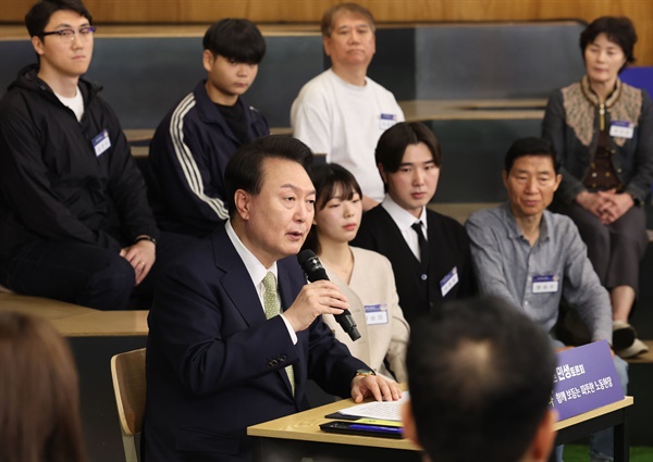  윤석열 대통령이 14일 서울 중구 서울고용복지플러스센터에서 열린 스물다섯번째 '국민과 함께하는 민생토론회'에서 모두발언을 하고 있다. 이날 토론회는 '고맙습니다, 함께 보듬는 노동현장'을 주제로 진행됐다. 2024.5.14