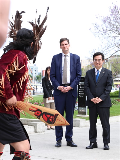 김동연 경기도지사가 현지 시각 13일 오전(한국 시각 14일 오전) 브리티시컬럼비아(BC)주 청사를 방문, 데이비드 이비(David Eby) 주 수상과 함께 원주민들의 전통춤을 통한 환영 의식을 지켜보고 있다. 
