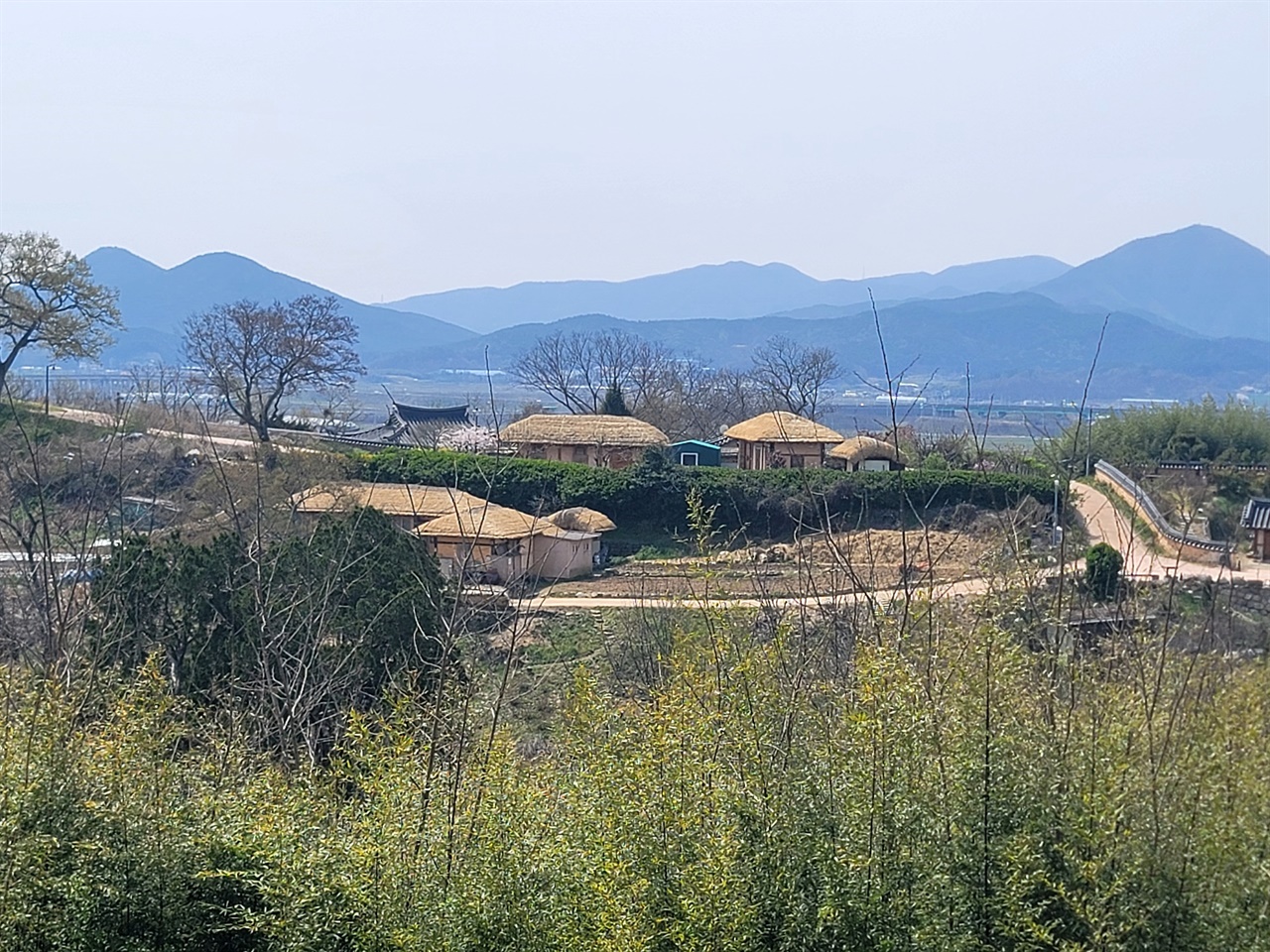 경주시 강동면에 있는 월성 손 씨와 여강 이 씨의 동족 마을. 조선시대의 가옥과 문화, 생활을 간직한 곳으로 중요한 가치를 지닌 마을