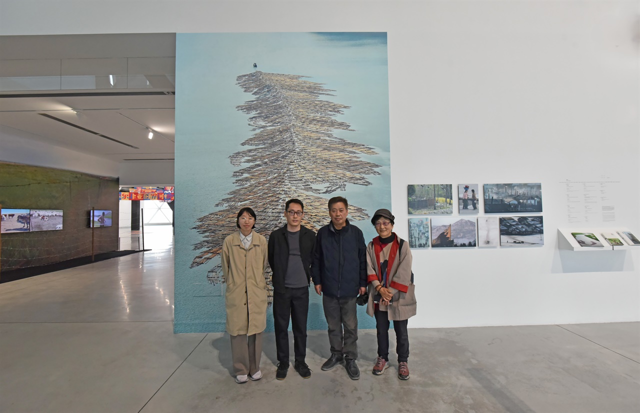 오른쪽에서 두 번째 조천현 작가가 중국 난징 골든이글미술관 전시를 기념해 지인과 포즈를 취하고 있다. 