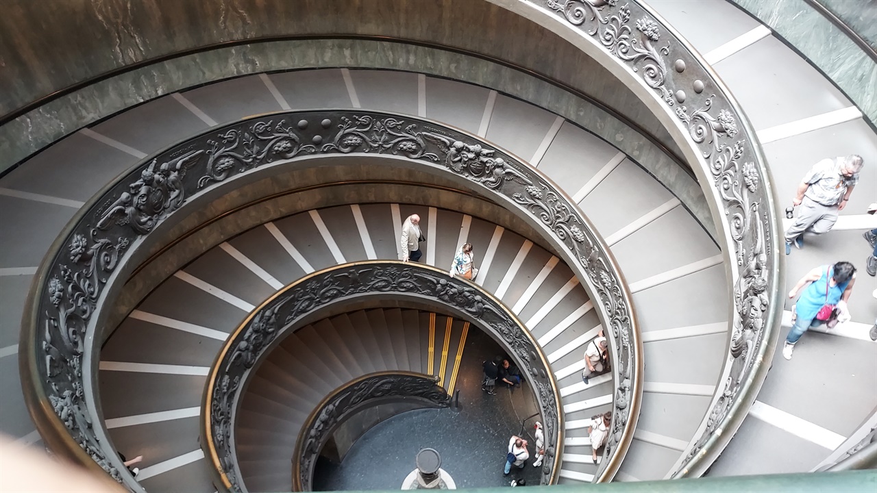 바티칸 박물관 내 원형 계단