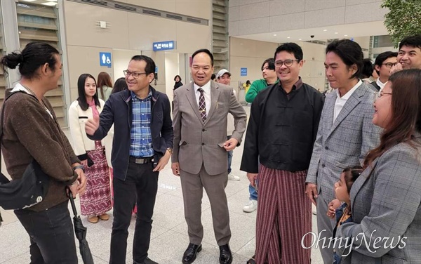 미얀마 국민통합정부 진 마 아웅 외교부 장관과 틴 툰 나이 기획재정부 장관이 15일 늦은 오후 인천국제공항으로 입국했다.