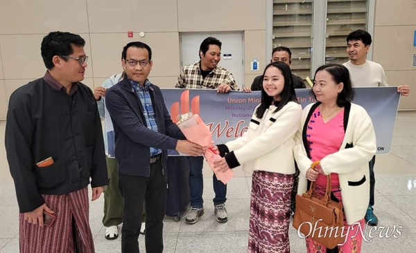 미얀마 국민통합정부 진 마 아웅 외교부 장관과 틴 툰 나이 기획재정부 장관이 15일 늦은 오후 인천국제공항으로 입국했다.