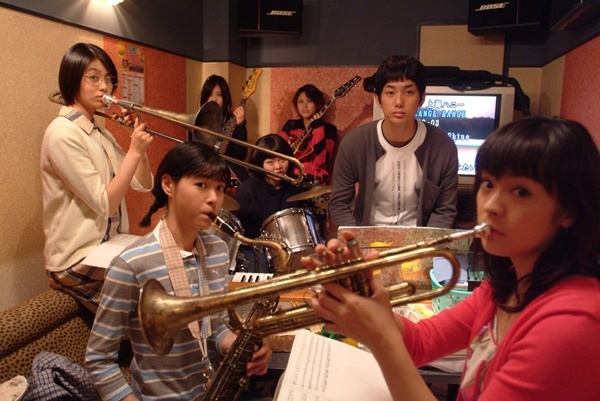  연습할 곳이 없었던 소녀들은 동네 노래방에서 연주를 하다가 사장에게 쫓겨난다.