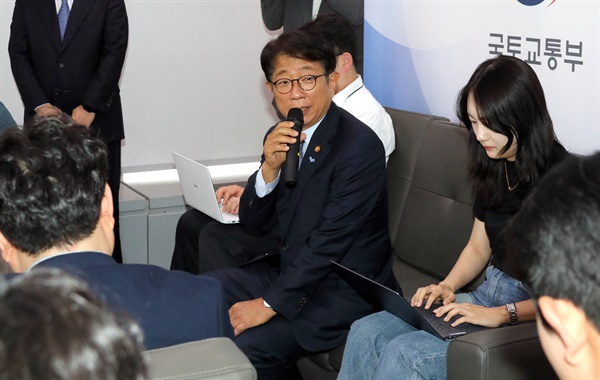 박상우 국토교통부 장관이 13일 오후 정부세종청사에서 출입 기자들과 '전세 사기' 관련 차담회를 열고 있다. 