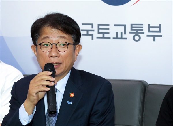 박상우 국토교통부 장관이 13일 오후 정부세종청사에서 출입 기자들과 '전세 사기' 관련 차담회를 열고 있다. 