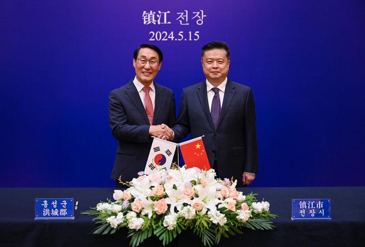지난 15일 중국 전장시에서 이용록(사진, 왼쪽) 군수와 쉬수 하이(사진, 오른쪽) 시장은 우호 협력관계 활성화 협약을 체결했다.
